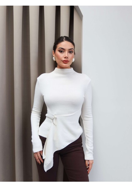 Dik Yaka Aksesuarlı Triko fiyatları