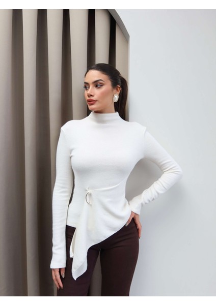 Dik Yaka Aksesuarlı Triko fırsatları