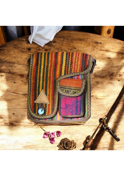 El Dokuma Kilim Desenli Omuz Çantası – Etnik Tasarım, El Yapımı ve Zarif Görünüm (20x23x6 cm)