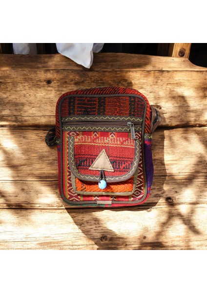 DEHNA El Dokuma Kilim Desenli Omuz Çantası – Şık, Otantik ve El Yapımı Midi (20x24x8 cm)