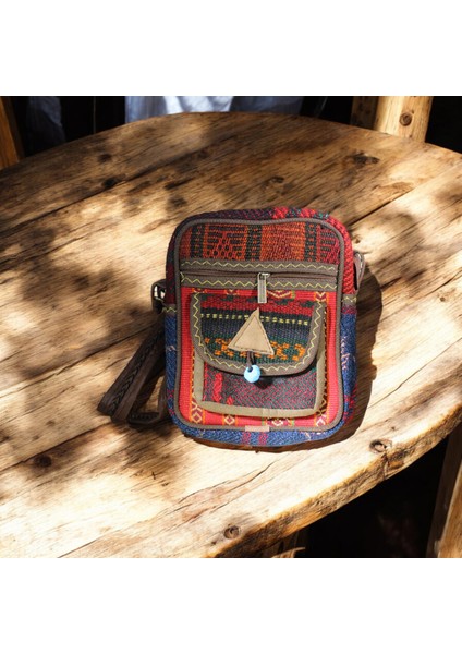 DEHNA El Dokuma Kilim Desenli Omuz Çantası – Şık, Otantik ve El Yapımı Midi (20x24x8 cm)