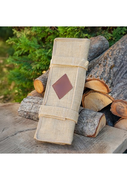 El Işçiliğiyle Üretilmiş Doğal Hasır Bıçak Çantası – 4 Bölmeli