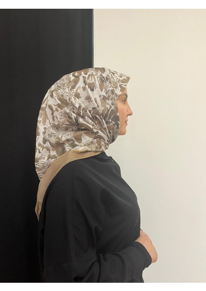 Flora Canlı Çiçek Desenli Eşarp