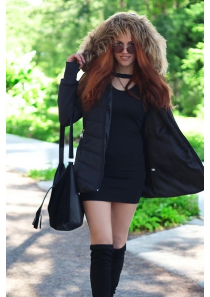 Eldiven Detaylı Siyah Kapüşonlu Orta boy Kürklü Şişme Mont