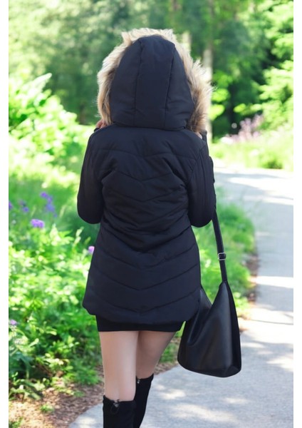 Eldiven Detaylı Siyah Kapüşonlu Orta boy Kürklü Şişme Mont fırsatları