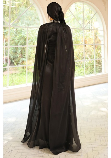 Yakası Taşlı Pelerin Detaylı Yoryo Ipek Tesettür Abiye Elbise Siyah 1247