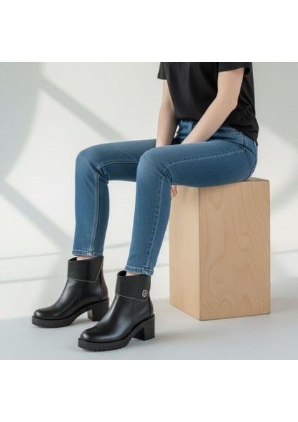 Siyah Deri Fermuar Detaylı Düğme Aksesuarlı Kadın Arkadan Lastikli Bot