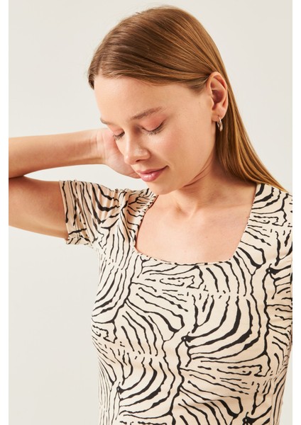 Kadın Bej Siyah Zebra Desen Kare Yaka Kısa Kol Viskon Bluz modelleri