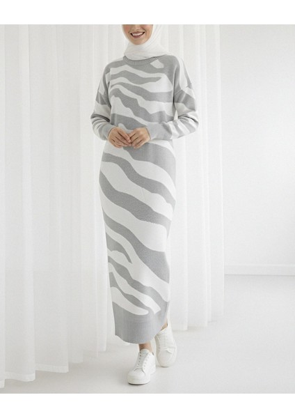 Yırtmaçlı Desenli Triko Elbise