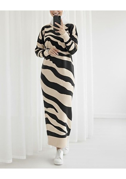 Yırtmaçlı Desenli Triko Elbise