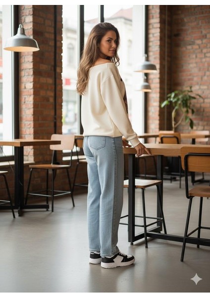 Ekru Kadın Oversize Dudak Baskılı Sweatshirt -Kayık Yaka 3 Iplik Kumaş, Off Shoulder, Rahat Günlük Sweat fiyatları