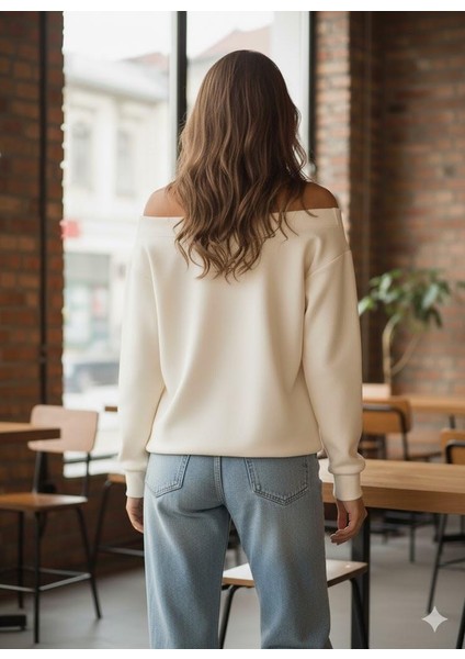 Ekru Kadın Oversize Dudak Baskılı Sweatshirt -Kayık Yaka 3 Iplik Kumaş, Off Shoulder, Rahat Günlük Sweat modelleri