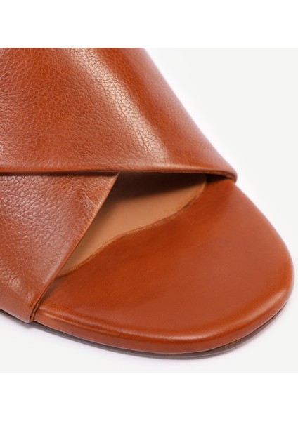 Yumuşak Tabanlı Çapraz Deri Topuklu Terlik