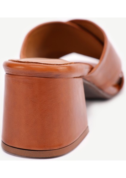 Yumuşak Tabanlı Çapraz Deri Topuklu Terlik