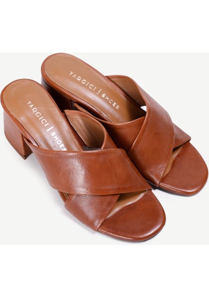 Yumuşak Tabanlı Çapraz Deri Topuklu Terlik