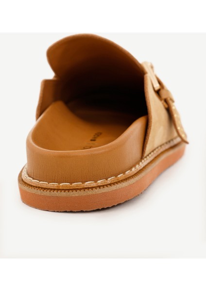 Toka ve Aksesuar Detaylı Önü Kapalı Deri Terlik