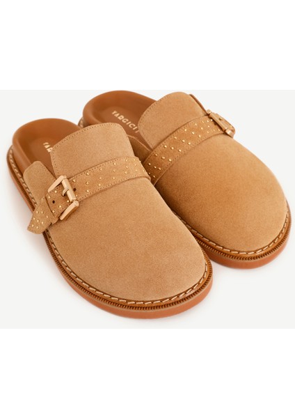 Toka ve Aksesuar Detaylı Önü Kapalı Deri Terlik