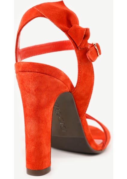 Fiyonk Detaylı Deri Topuklu Ayakkabı