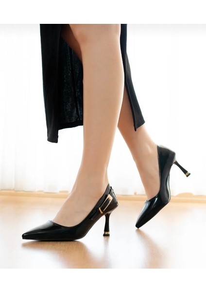 Siyah Yanı Toka Detaylı Şık Topuk Tasarımlı Stiletto