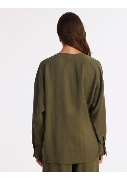 Geniş Gömlek Yaka Uzun Kol Gömlek