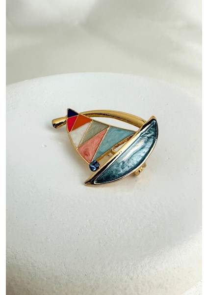 Altın Sarısı Renkli Yelkenli Tasarımlı Broş (4cm)