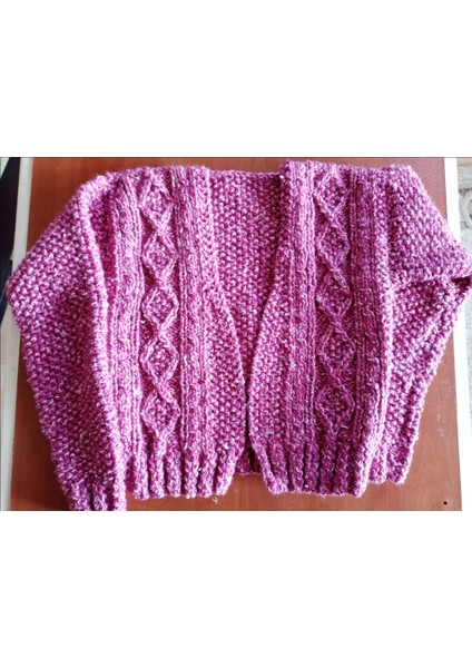 KENDİNDEN DESENLİ İPLE EL ÖRGÜSÜ ÇOCUK CEKETİ