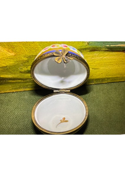 4,5 cm Çapında Limoges Porselen ve Pirinç Kutu Bonboniyer