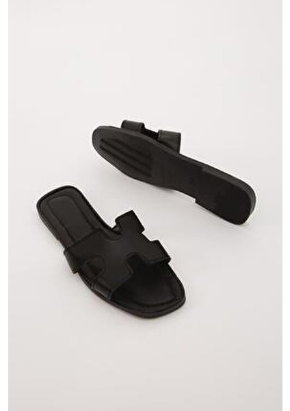 Siyah Kadın Terlik