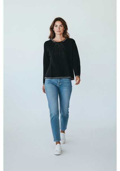 Kadın Yaka ve Kol Ağzı Taşlı Etek Desenli Bluz