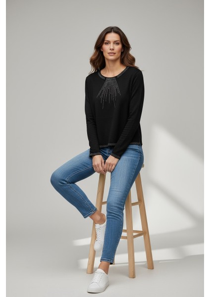 Kadın Yaka ve Kol Ağzı Taşlı Etek Desenli Bluz modelleri