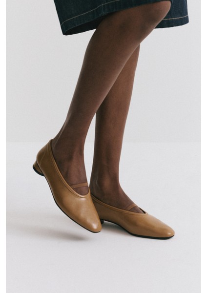 Babet 2527 - Lastik Bantlı Mini Topuklu Karamel Kadın Babet