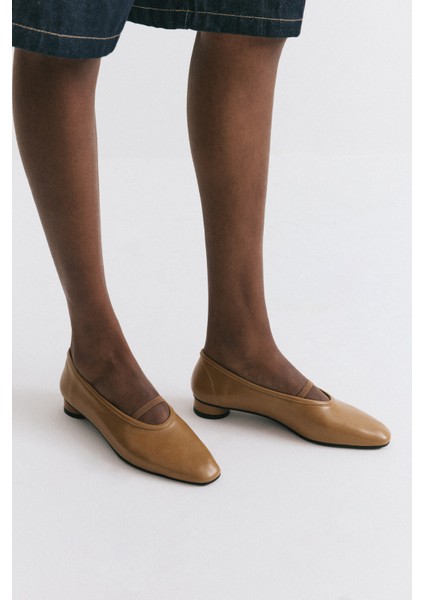 Babet 2527 - Lastik Bantlı Mini Topuklu Karamel Kadın Babet