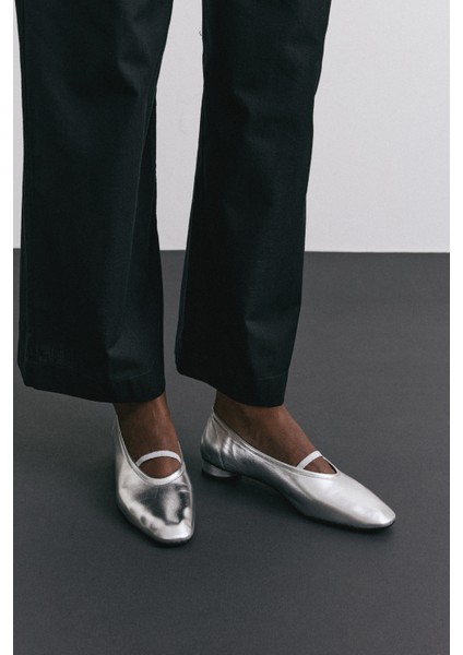 Babet 2527 - Lastik Bantlı Mini Topuklu Gümüş Kadın Babet