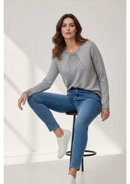 Kadın Yaka ve Kol Ağzı Taşlı Etek Desenli Bluz fiyatları