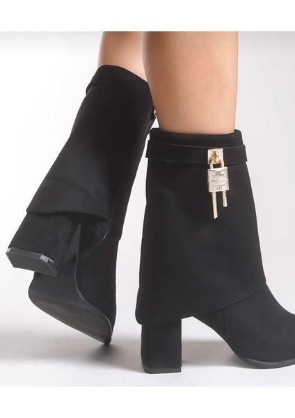 Siyah Süet Yanı Toka Detaylı Kalın Topuklu Çizme indirimleri