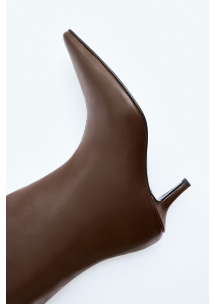Çizme 2312 - Sivri Burun Önden Dikiş Detaylı Acı Kahve Kadın Çizme