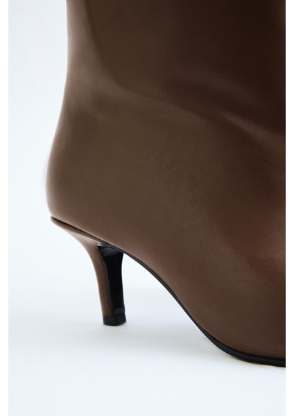 Çizme 2312 - Sivri Burun Önden Dikiş Detaylı Acı Kahve Kadın Çizme