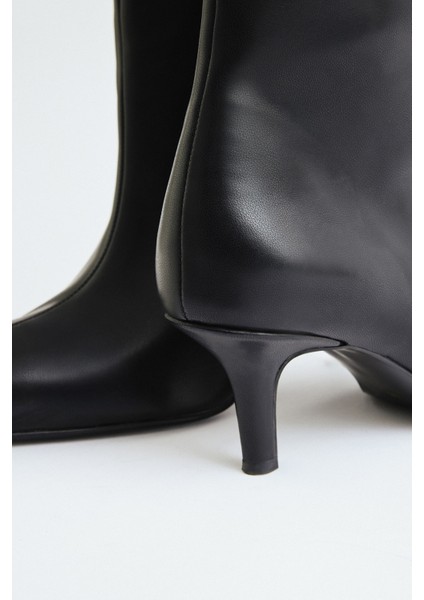 Çizme 2312 - Sivri Burun Önden Dikiş Detaylı Siyah Kadın Çizme modelleri