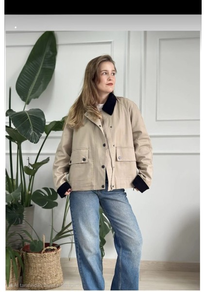 Kadın Bej Rengi Yakası ve Kolları Siyah Kadife Detaylı Ceket fiyatları