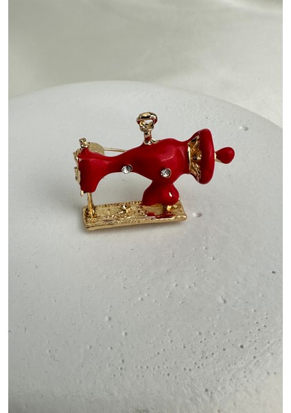 Altın Sarısı Kırmızı Mineli Dikiş Makinası Broş (3cm)