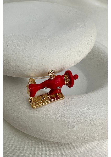 Altın Sarısı Kırmızı Mineli Dikiş Makinası Broş (3cm) fiyatları