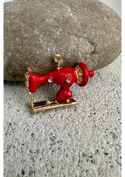 Altın Sarısı Kırmızı Mineli Dikiş Makinası Broş (3cm) modelleri