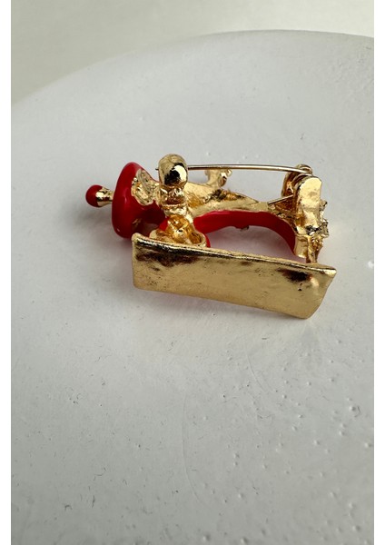 Altın Sarısı Kırmızı Mineli Dikiş Makinası Broş (3cm) fırsatları