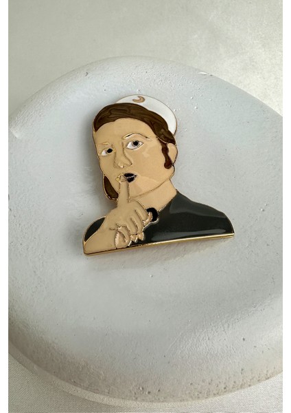 Mineli Sessizlik Işareti Yapan Kadın Hemşire Figürlü Broş (5 Cm)