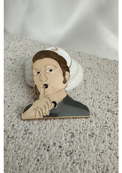 Mineli Sessizlik Işareti Yapan Kadın Hemşire Figürlü Broş (5 Cm) modelleri