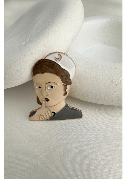 Mineli Sessizlik Işareti Yapan Kadın Hemşire Figürlü Broş (5 Cm) fırsatları