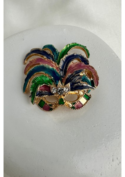 Renkli Taş Detaylı Tüy Desenli Tasarım Maske Broş (4cm)