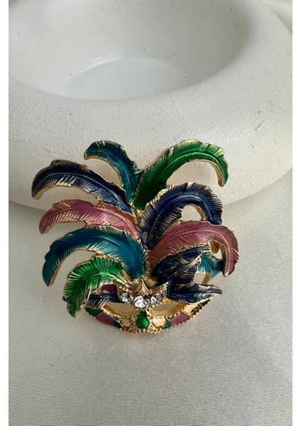 Renkli Taş Detaylı Tüy Desenli Tasarım Maske Broş (4cm) fırsatları