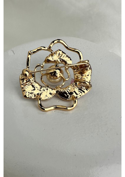 Altın Rengi Incili Taş ve Kelebek Detaylı Gül Broş (4cm) fiyatları