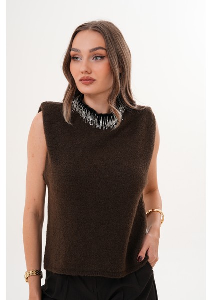 Kahverengi Yaka Işleme Detaylı Süveter
